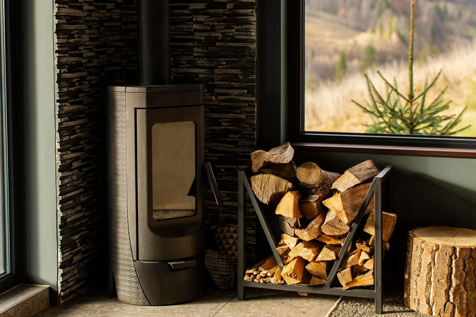 Chaudière à bois moderne installé le long de contraintes techniques intérieures